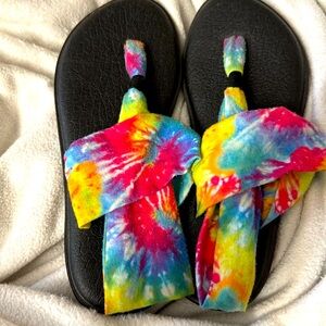 Sanuk yoga mat  tie-dyed flip flops size 6